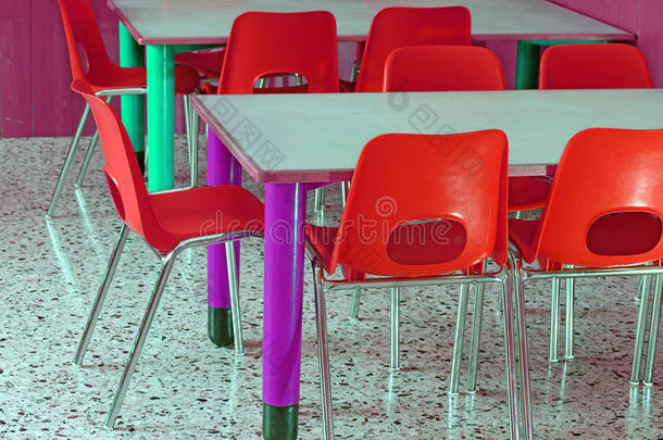 幼儿园里有红色椅子的教室