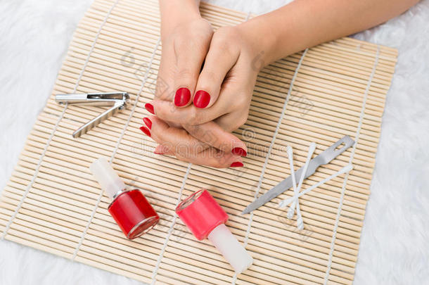 漂亮的修剪过的女人的指甲用红色指甲油