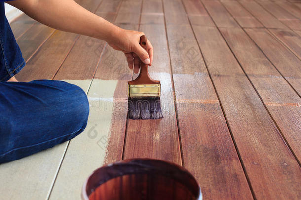手绘油画色彩在木地板上使用，为家居装饰、房屋翻新和房屋建设主题