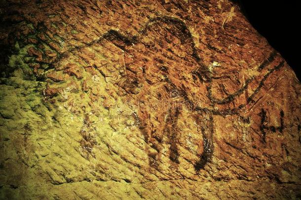抽象儿童艺术在砂岩洞穴。 砂岩墙上人类狩猎的黑色碳乳光漆，史前图片的副本