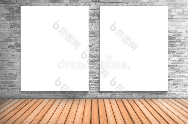 空白框架，两个白板在混凝土棒墙和木制