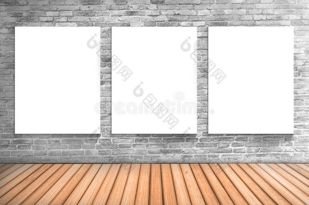 空白框架，三块白板在混凝土棒墙和木地板上：填充文字和物体