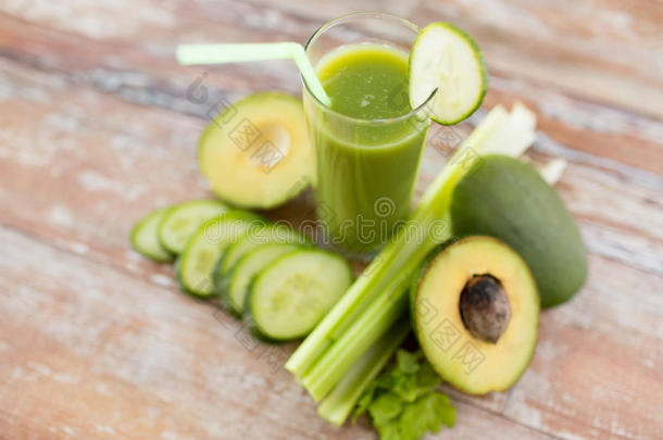 关闭新鲜的绿色<strong>果汁</strong>玻璃和<strong>蔬</strong>菜
