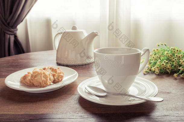 一杯茶，桌上有茶壶和饼干，复古风格