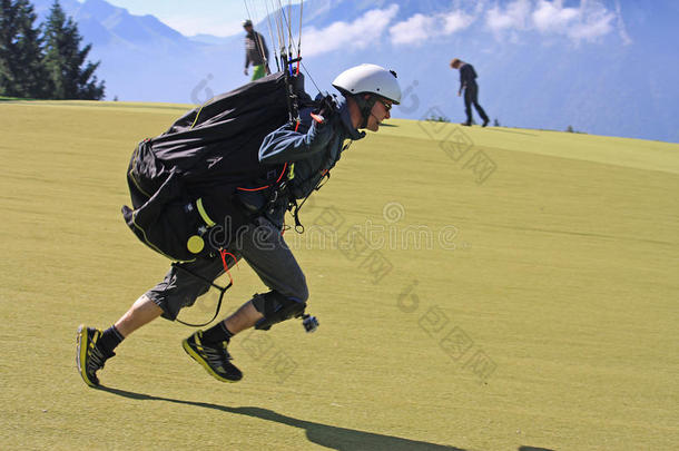 阿尔卑斯山滑翔伞