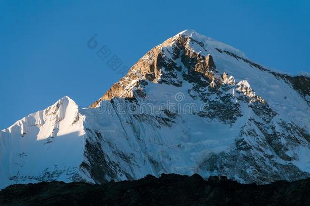 从高桥里看曹<strong>玉山</strong>的夜景