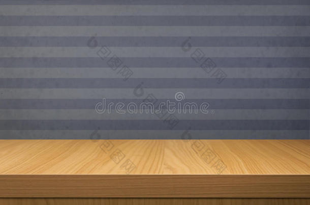 空木桌上的老式蓝色壁纸与条纹