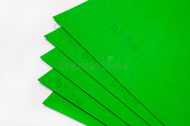 白色背景上折纸的绿色纸张