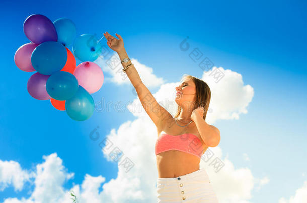女孩拿着气球天空背景