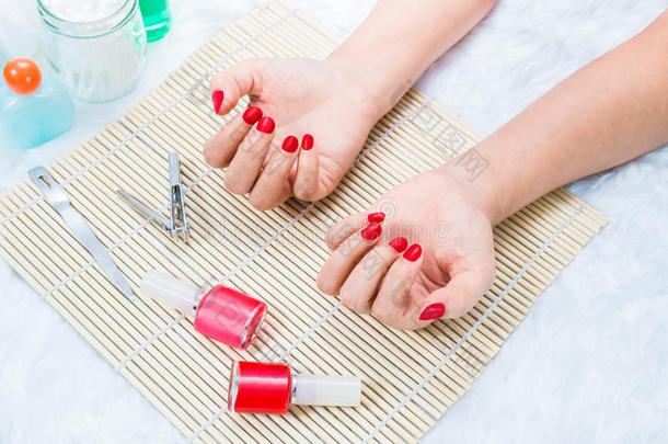 漂亮的修剪过的女人的指甲用红色指甲油