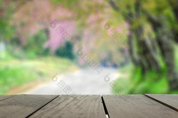 露台木材和美丽春天的散焦和模糊背景