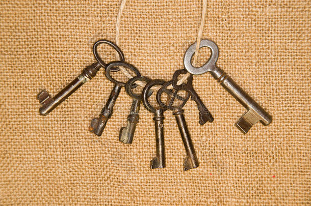 很多老式钥匙来自旧布上的锁