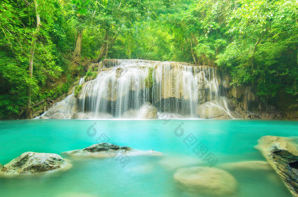 泰国坎查纳布里省伊拉旺瀑布二级