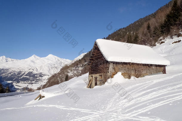 艾罗洛阿尔卑斯山建筑学白塔棕色的