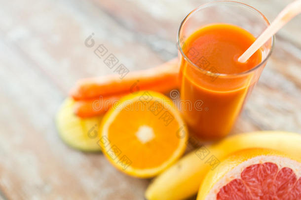 关闭桌子上的新鲜果汁、玻璃和水果