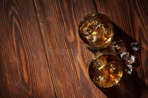 一杯在木头上加冰的<strong>威士忌</strong>
