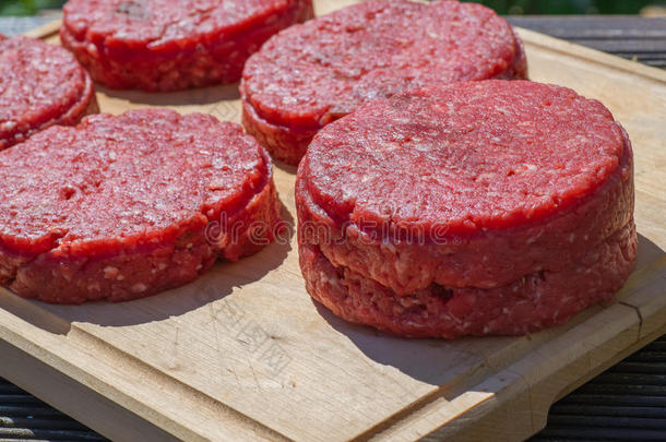 生牛肉汉堡放在砧板上