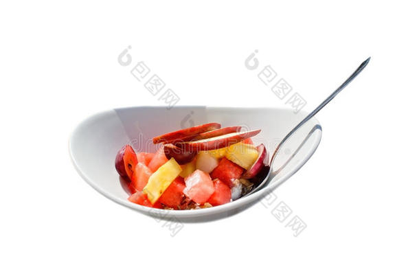 带勺子的盘子里的水果沙拉