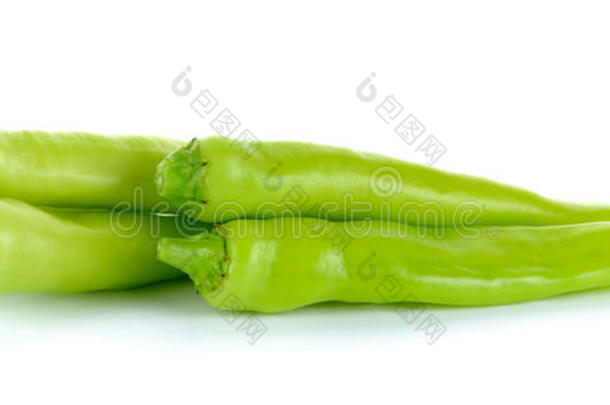 绿色辣椒辣椒分离在白色背景上