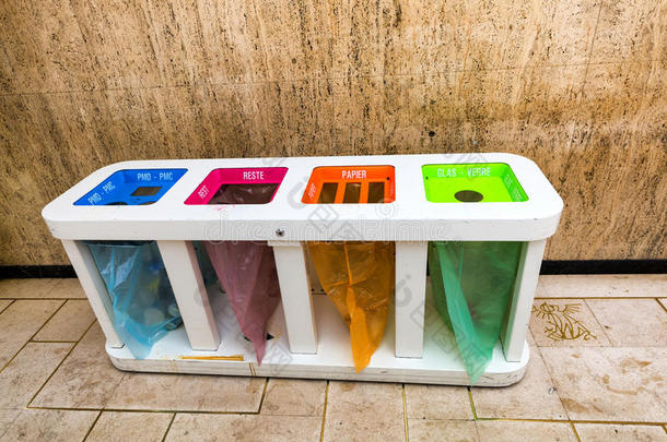 收集回收材料的不同颜色的垃圾桶