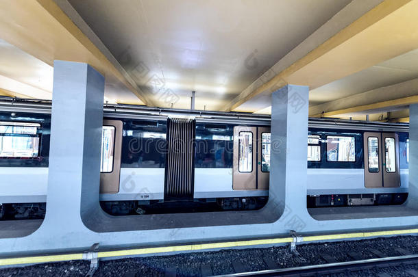 布鲁塞尔-2015年5月1日：火车到达城市地铁站。 子