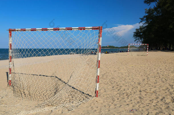 阳光明媚的沙滩足球场，沙滩上的热门运动