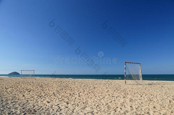 阳光明媚的沙滩足球场，沙滩上的热门运动