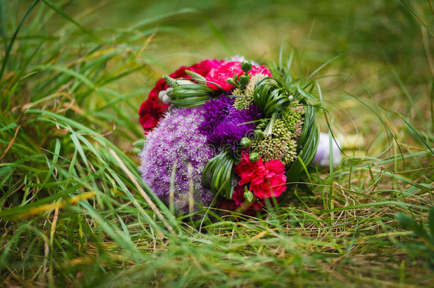 草地上的婚礼花束