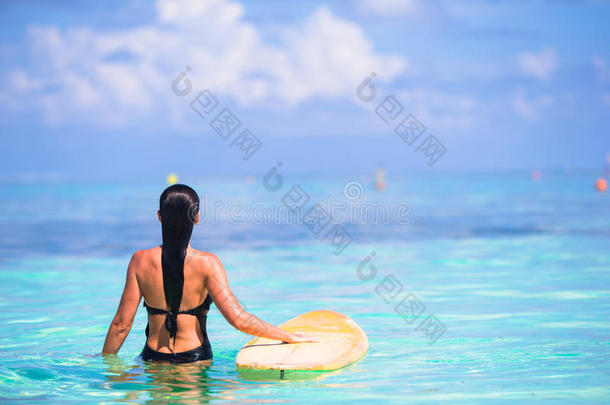 美丽的冲浪者女人在夏天冲浪