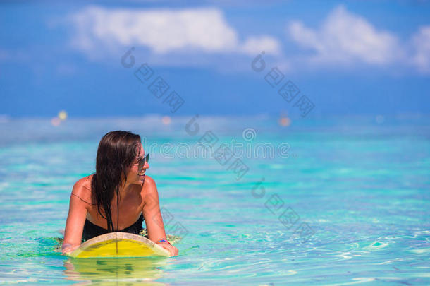 美丽的冲浪者女人在夏天冲浪