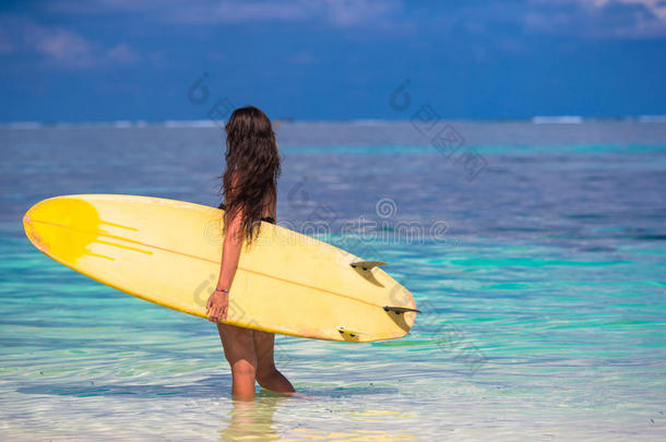 美丽的冲浪者女人在夏天冲浪