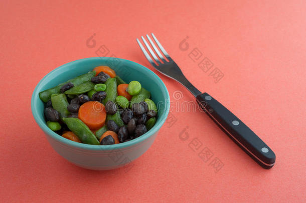 黄油蔬菜放在一个带叉子的小碗里