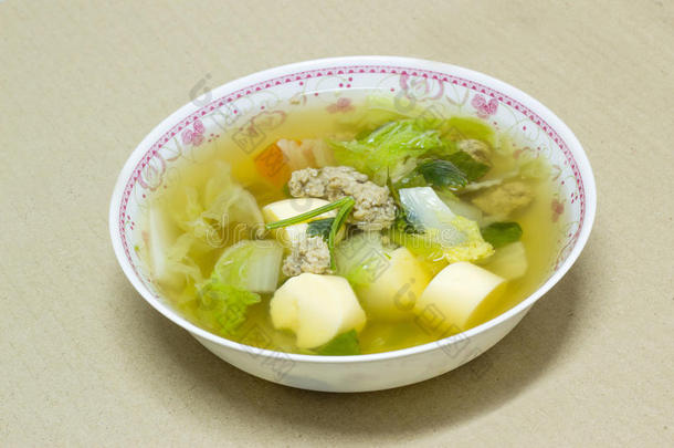 透明汤与豆腐和碎猪肉在菜上的纸板