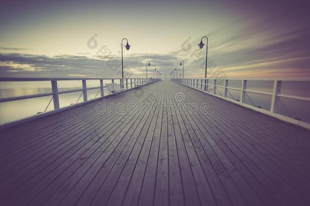 海滩美丽的长凳林荫大道桥