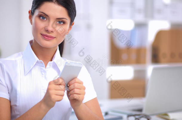 女商人用智能手机发送信息