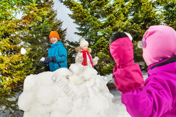 女孩在玩游戏时扔雪球