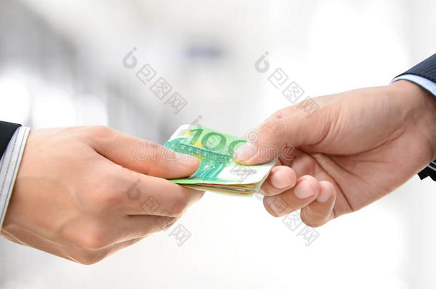 双手递钱-欧元（欧元）账单