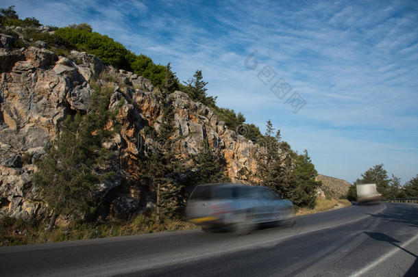 汽车在一条弯曲的危险山路上快速行驶