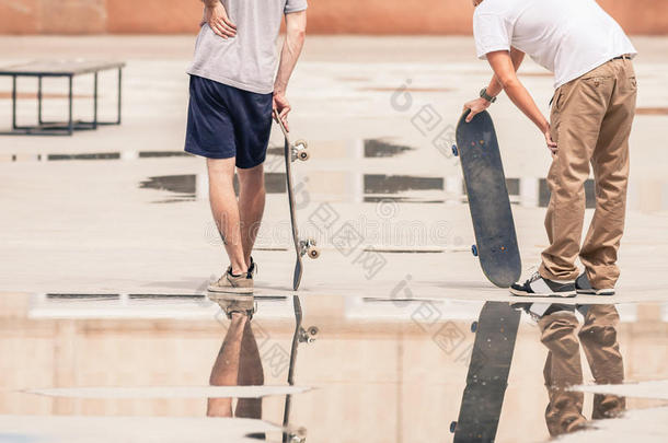 在户外自由泳公园玩滑板的帅哥