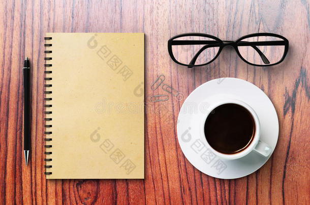 木制表面的空白日记和咖啡杯