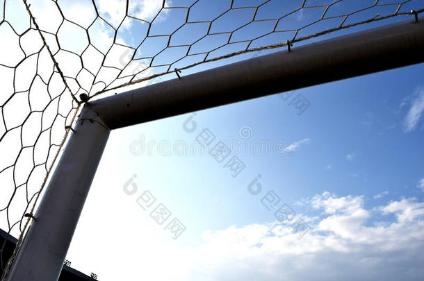 目标角。 足球或足球球门角与网天蓝色