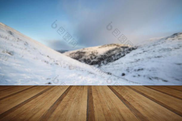 美丽的雪覆盖了日出，冬天的乡村景观与木制木板地板