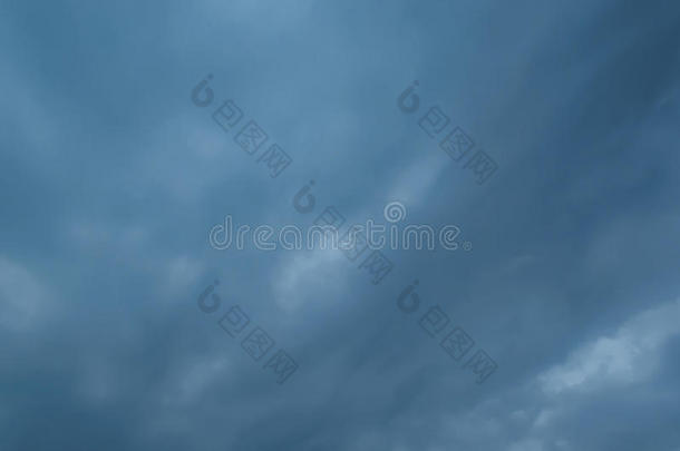 蓝色的暴风雨<strong>天</strong>空。 摘要背景。