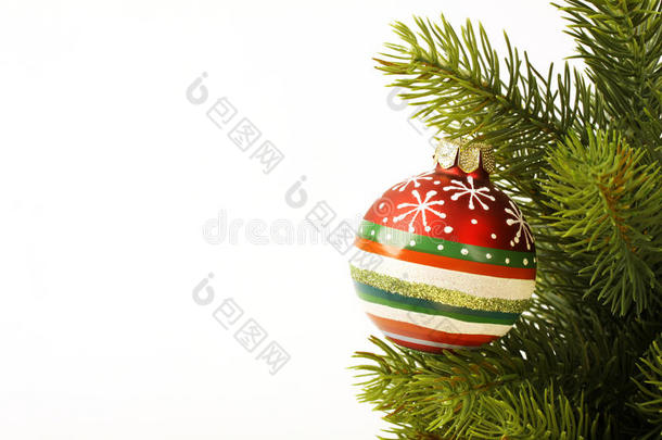 圣诞彩球在圣诞树上的灯光背景