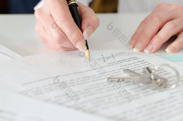 客户签署房地产合同