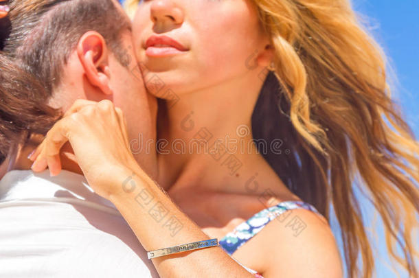 海滩夫妇在浪漫旅行蜜月度假的夏天