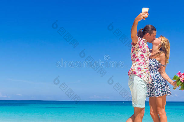海滩夫妇在浪漫旅行蜜<strong>月度</strong>假的夏天