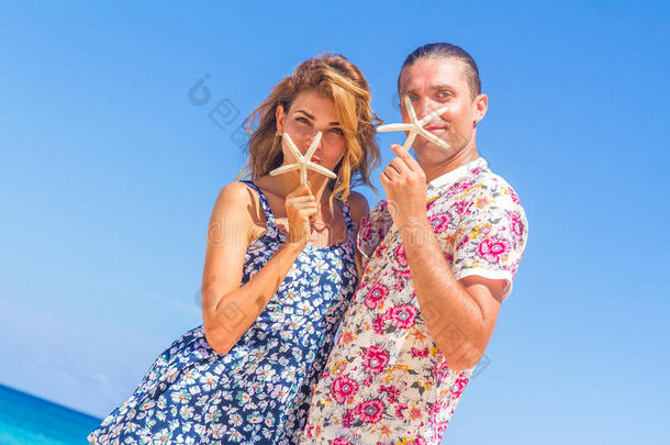 海滩夫妇在浪漫旅行蜜<strong>月度</strong>假的夏天