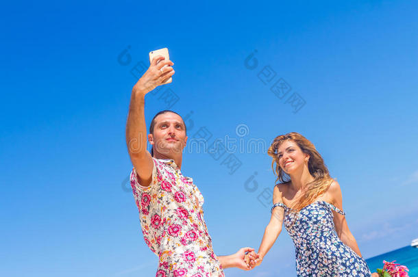 海滩夫妇在浪漫旅行蜜月度假的夏天