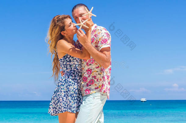 海滩夫妇步行浪漫旅行蜜月度假暑假